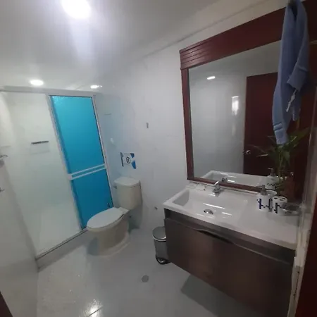 Con Hermosa Vista Al Mar En El Laguito Piso 19 Apartamento *